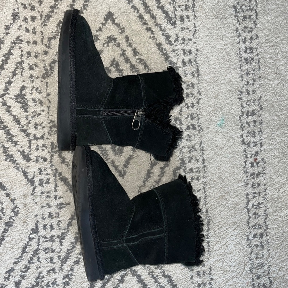 Black Koolaburra by Ugg boots. Size 9 Kids.